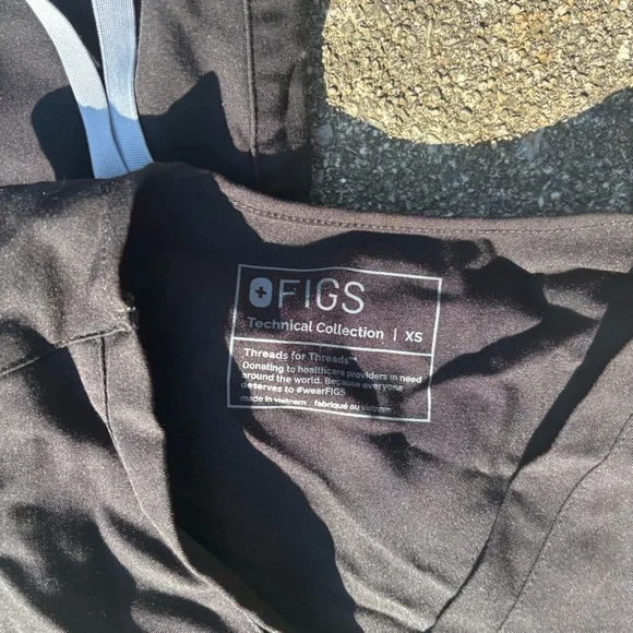 TOP ONLY Figs Black Catarina Top - Picture 3 of 3